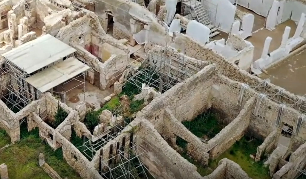 V.2.21 Pompeii. March 2020. Aerial view of excavations. Room A1, top left, with the yellow and red walls is newly excavated.
Room A20 is to its left and room A9 further left, both under the protective roof.
Photograph © Parco Archeologico di Pompei.