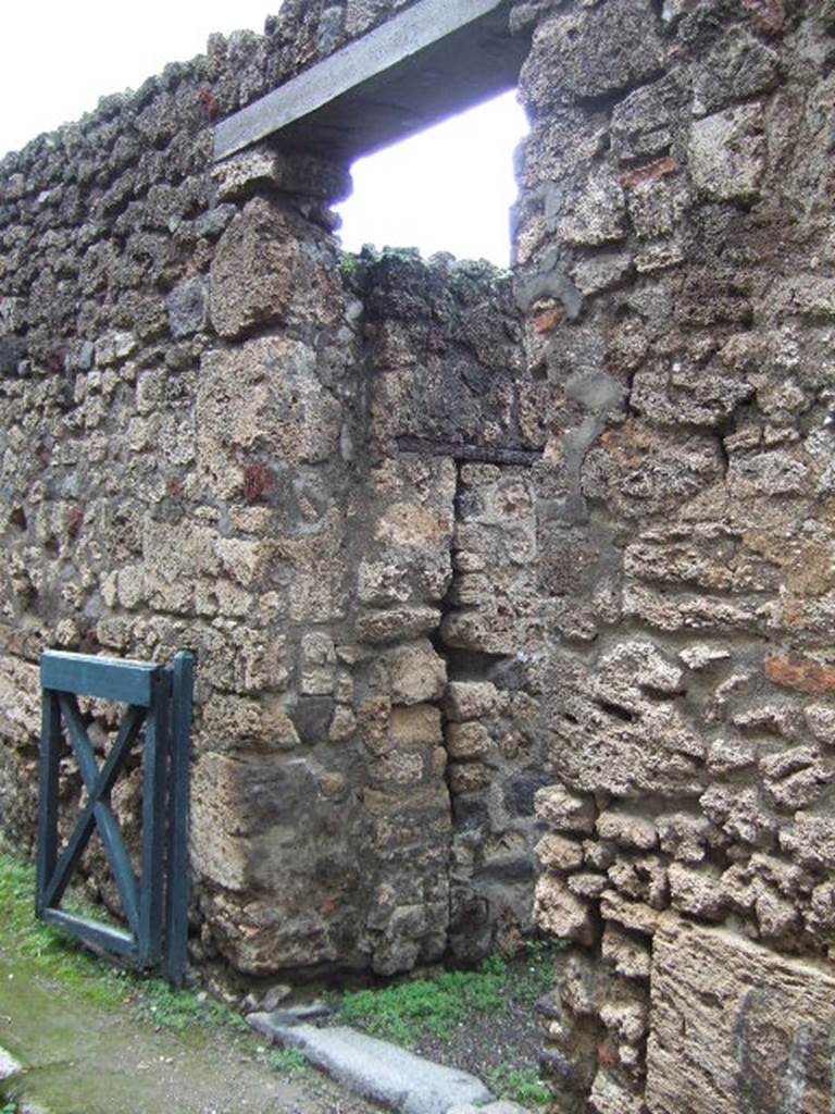 V.2.a Pompeii. December 2005. Entrance.