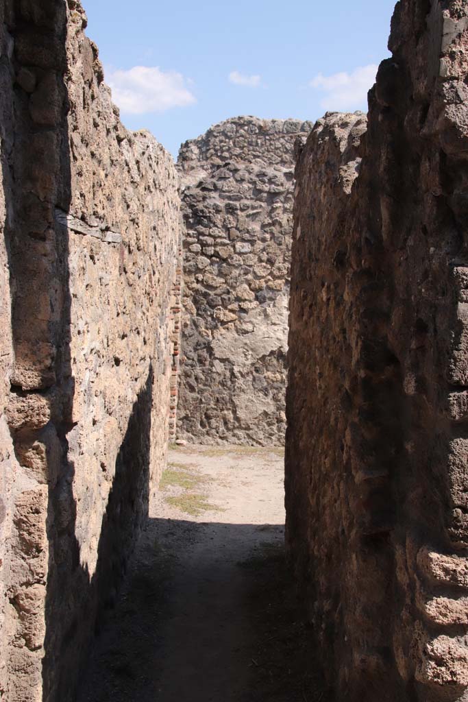 V.2.a Pompeii. September 2021.
Looking east from entrance doorway. Photo courtesy of Klaus Heese.