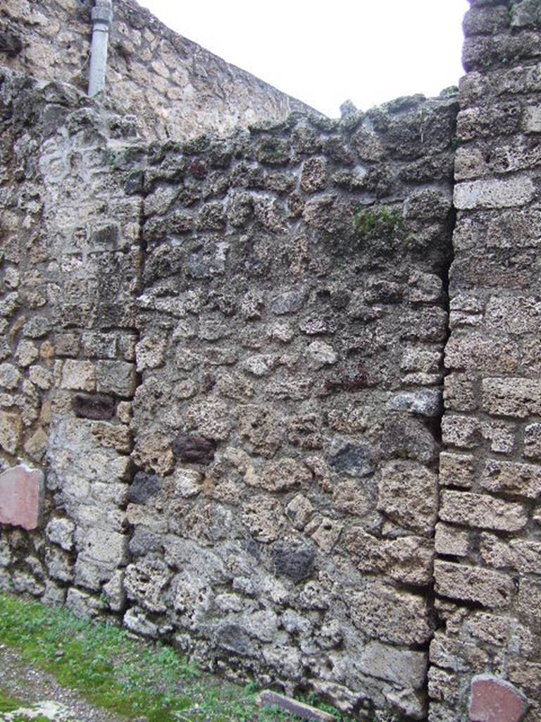 Pompeii. December 2005.
Blocked doorway in the wall between V.2.a and V.2.b, leading into fauces of V.2.1, (room 6 or room “m”).