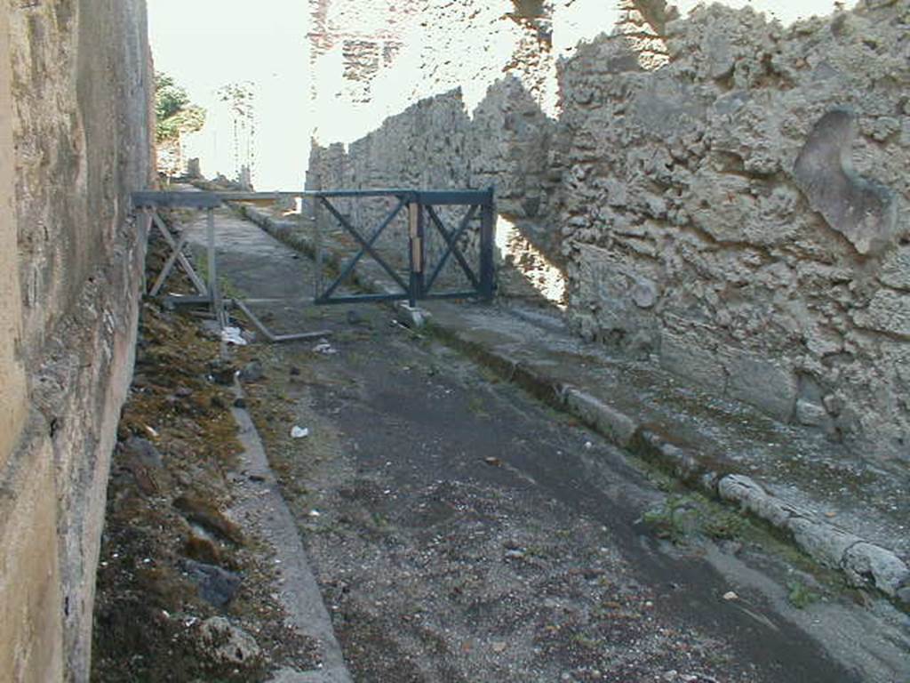 V.1 Pompeii. Vicolo di Cecilio Giocondo, looking north. V.2.a (side wall)