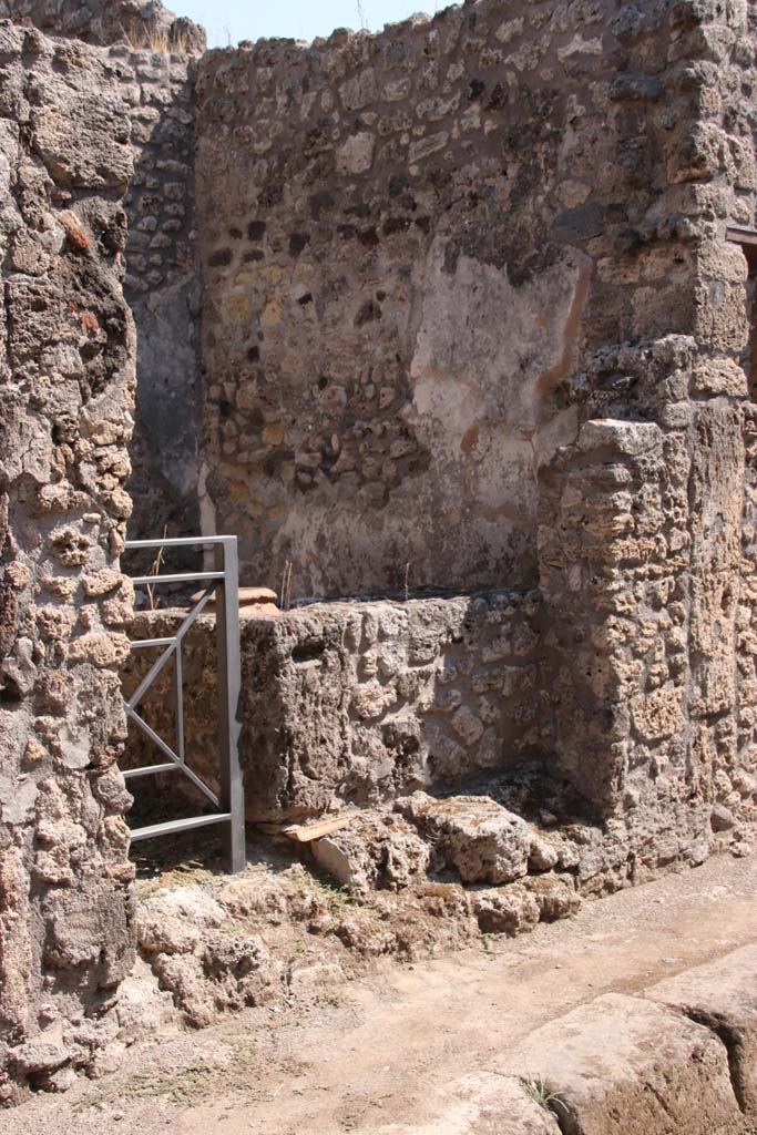 V.2.b Pompeii. September 2021.
Looking south-east towards entrance doorway. Photo courtesy of Klaus Heese.