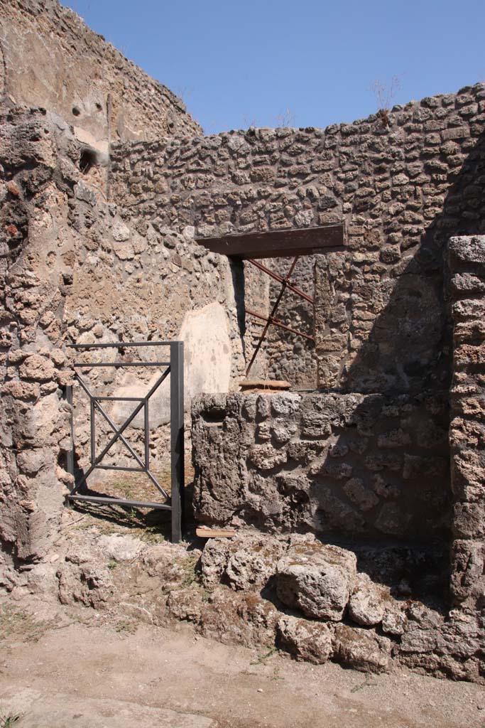 V.2.b Pompeii. September 2021.
Looking north-east towards entrance doorway. Photo courtesy of Klaus Heese.
