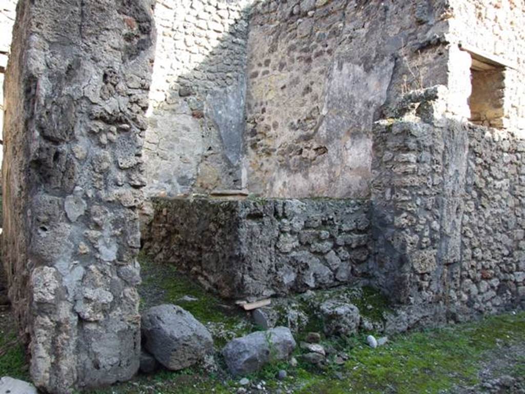 V.2.b Pompeii. December 2007. Entrance. According to Frohlich, on the pilaster between both entrances (on the left of the picture), would have been a painting. On a red background was painted a bird with comb on its head – possibly a phoenix. Now vanished. See Fröhlich, T., 1991. Lararien und Fassadenbilder in den Vesuvstädten. Mainz: von Zabern. (F32, no picture).