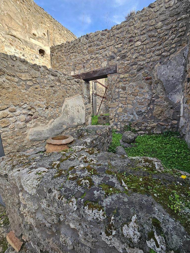 V.2.b Pompeii. November 2024.
Looking north-east across counter that would have had 3 urns. Photo courtesy of Annette Haug.