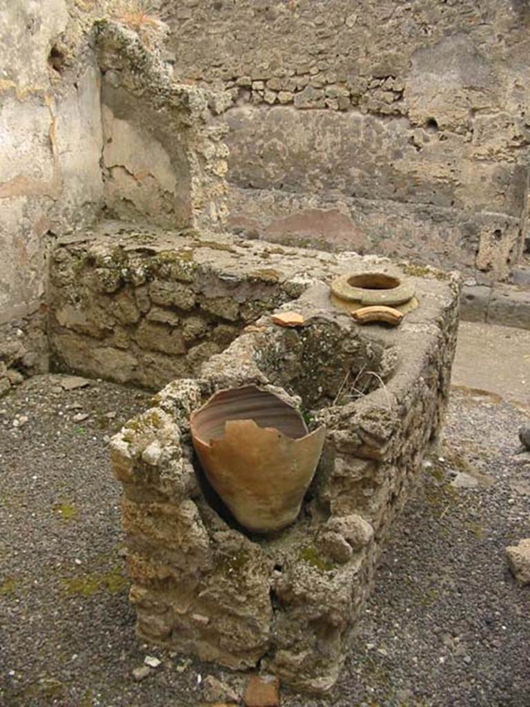 V.2.b Pompeii. May 2003. Looking west across counter of bar. Photo courtesy of Nicolas Monteix.