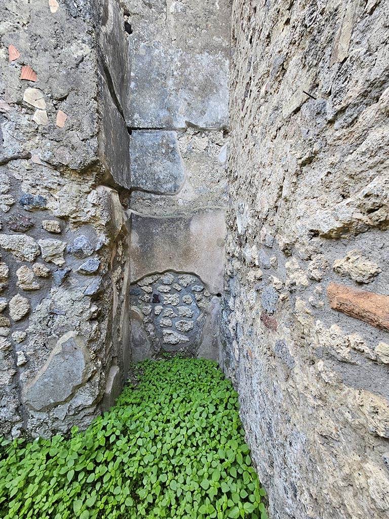V.2.b Pompeii. November 2024.
Room “d”, looking south along west wall into a recess. Photo courtesy of Annette Haug.