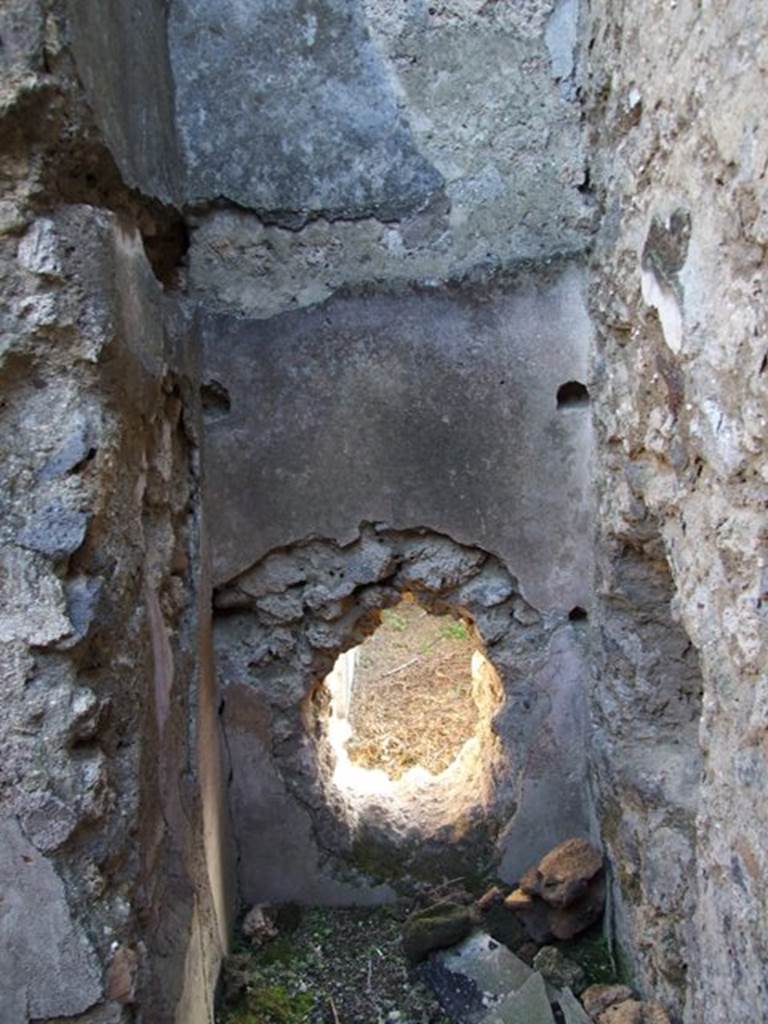 V.2.c Pompeii. December 2007. Room “d”, cubiculum.
Looking south into recess with two shelves in south-west corner.
See BdI, 1885, p.250-253.