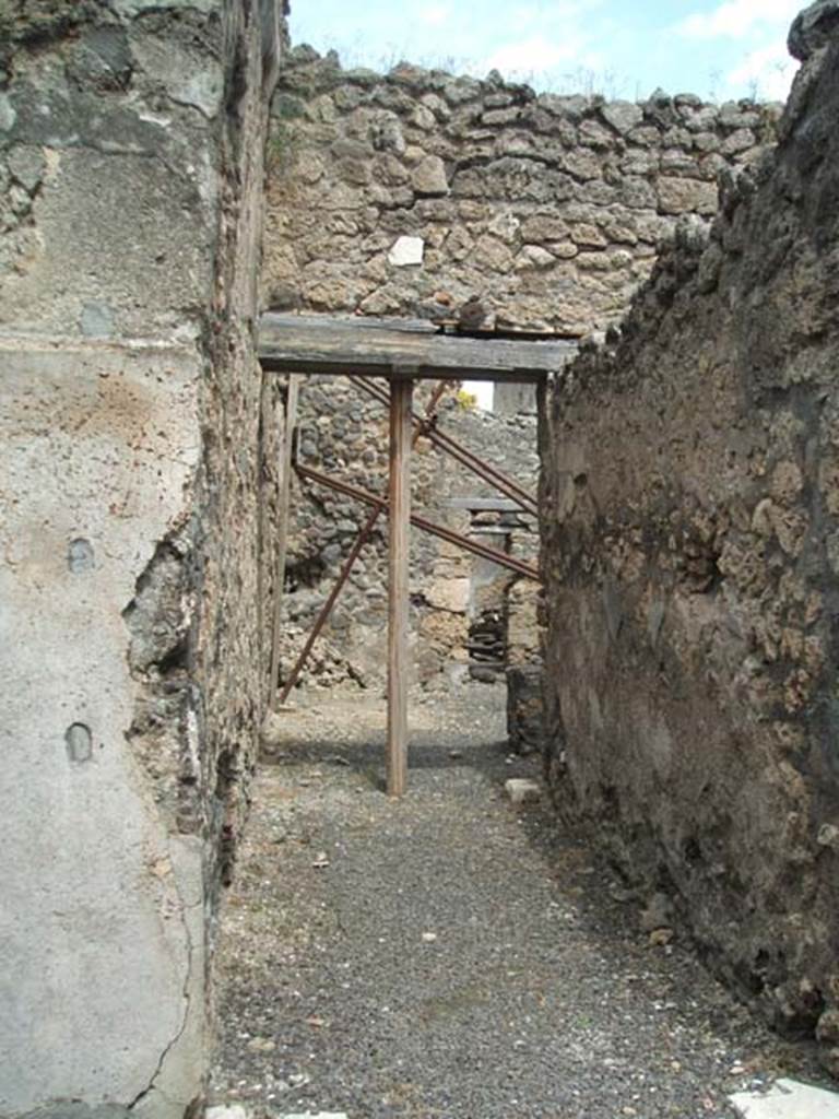 V.2.c Pompeii. May 2005. Entrance.
Looking east along entrance corridor “a” towards rooms “c” and “d” beyond atrium “b”.