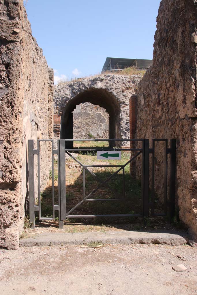 V.2.d Pompeii. September 2021.
Entrance “a”, looking east from Vicolo di Cecilio Giocondo. Photo courtesy of Klaus Heese.