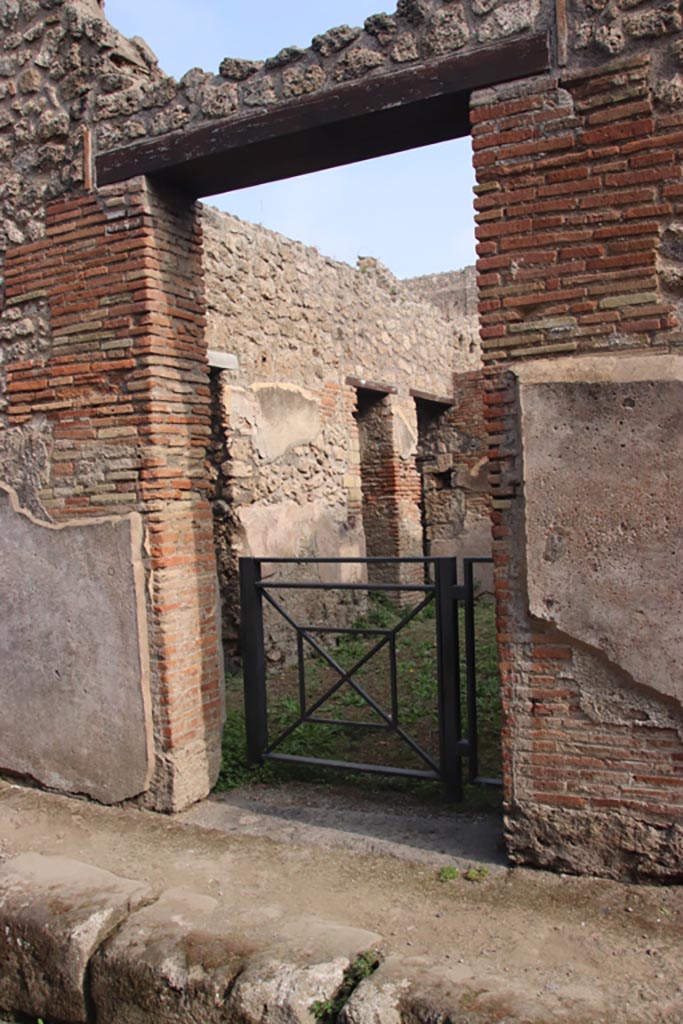 V.2.e Pompeii. October 2023.
Entrance doorway on east side of Vicolo di Cecilio Giocondo. Photo courtesy of Klaus Heese.