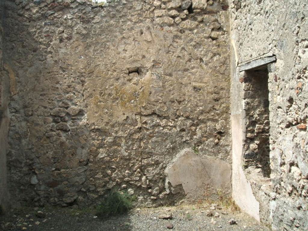 V.2.e Pompeii. May 2005. Room on north side of entrance doorway, with window to garden area. This was discovered with rough, coarse walls, and with dado and flooring both of brick plaster. According to Eschebach this room may have been an oecus or a triclinium.