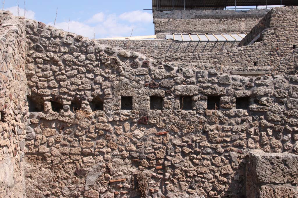 V.2.f, Pompeii. September 2021.
Looking towards east wall of cubiculum, with holes for support beams for an upper floor. Photo courtesy of Klaus Heese.