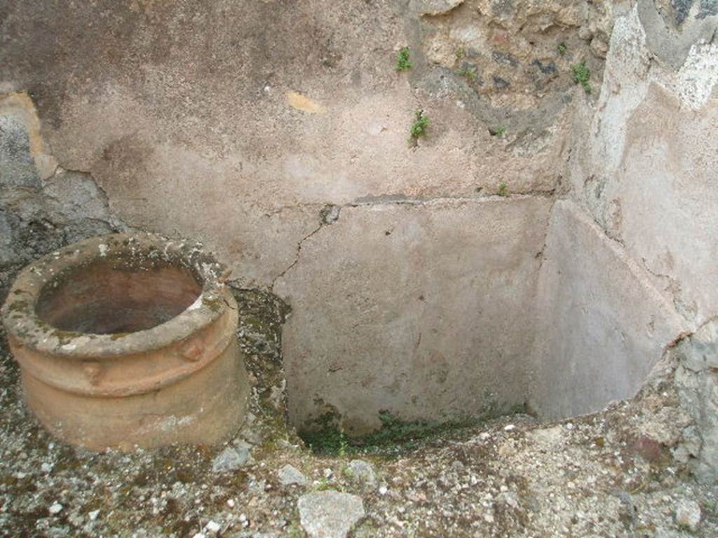 V.2.f Pompeii. May 2005. Cistern mouth.