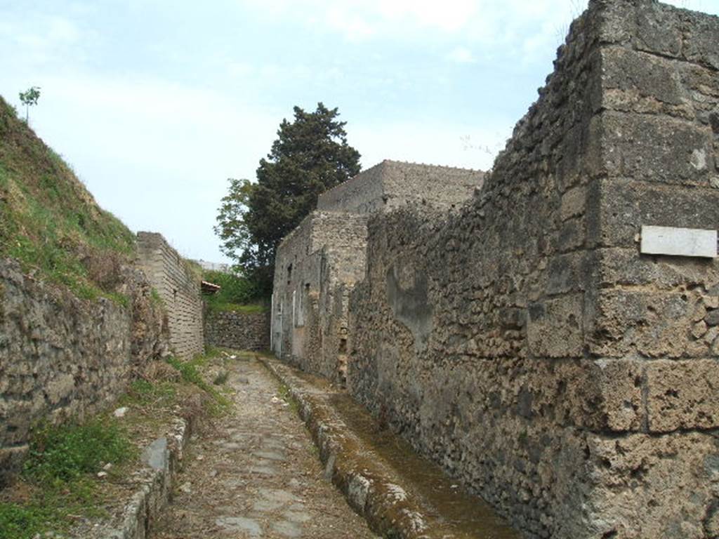 V.7 Pompeii. May 2005. Vicolo delle Nozze d’Argento looking east. Side wall of V.2.f
According to Della Corte, graffiti were found on this wall, to the right, between the entrances of V.2.g and V.2.f
See V.2.g
