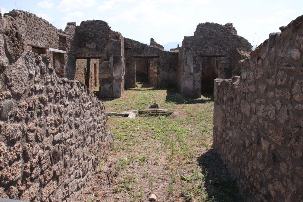 V.2.g Pompeii. September 2021. 
Looking south through entrance fauces ‘a’ across room ‘b’ the atrium, towards doorways to corridor ‘l’, room ‘m’ tablinum, and cubiculum ‘h’, on right. 
Photo courtesy of Klaus Heese.

