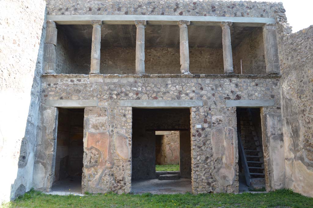 V.2.h Pompeii. October 2017. Looking south across atrium “d”.
Foto Taylor Lauritsen, ERC Grant 681269 DÉCOR.
