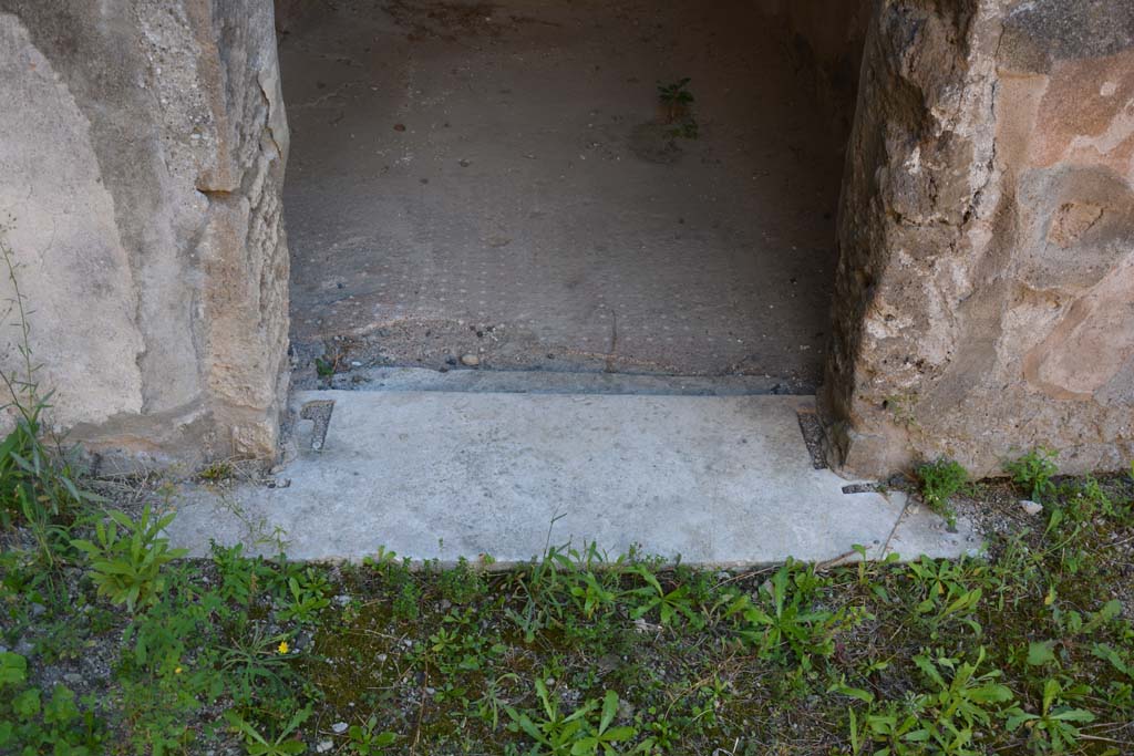 V.2.h Pompeii. October 2019. Cubiculum ‘g’, looking south to threshold of doorway and flooring in cubiculum.
Foto Annette Haug, ERC Grant 681269 DÉCOR.