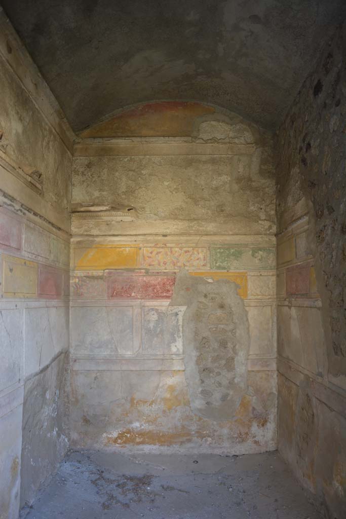 V.2.h Pompeii. October 2019.
Room ‘g’ in south-east corner of the atrium, looking south from doorway.
Foto Annette Haug, ERC Grant 681269 DÉCOR.
According to NdS, the cubiculum had a threshold of travertine, good flooring of signinum but in large part destroyed, walls decorated in the First Style, and with a vaulted ceiling.
In the east wall, the recess for the bed could be seen.
The front doorway to the room, when it was closed, could be strengthened by a transversal small beam, for which you could see the holes in the doorjambs.
See Notizie degli Scavi di Antichitŕ, 1896, (p.422) where it is referred to as room d.
See Mau in Bullettino dell’Instituto di Corrispondenza Archeologica (DAIR), VIII, 1893, (p.14-27)