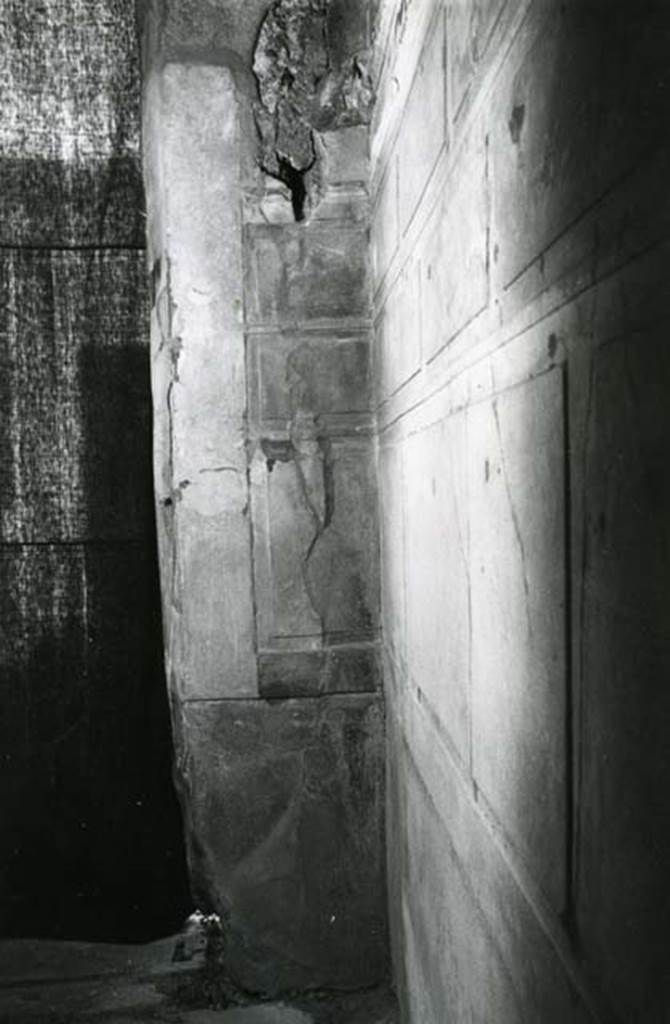 V.2.h Pompeii. 1972. Casa del Cenacolo, cubiculum g, entrance, N wall, right side. (NE corner) Photo courtesy of Anne Laidlaw.
American Academy in Rome, Photographic Archive. Laidlaw collection _P_72_20_4.