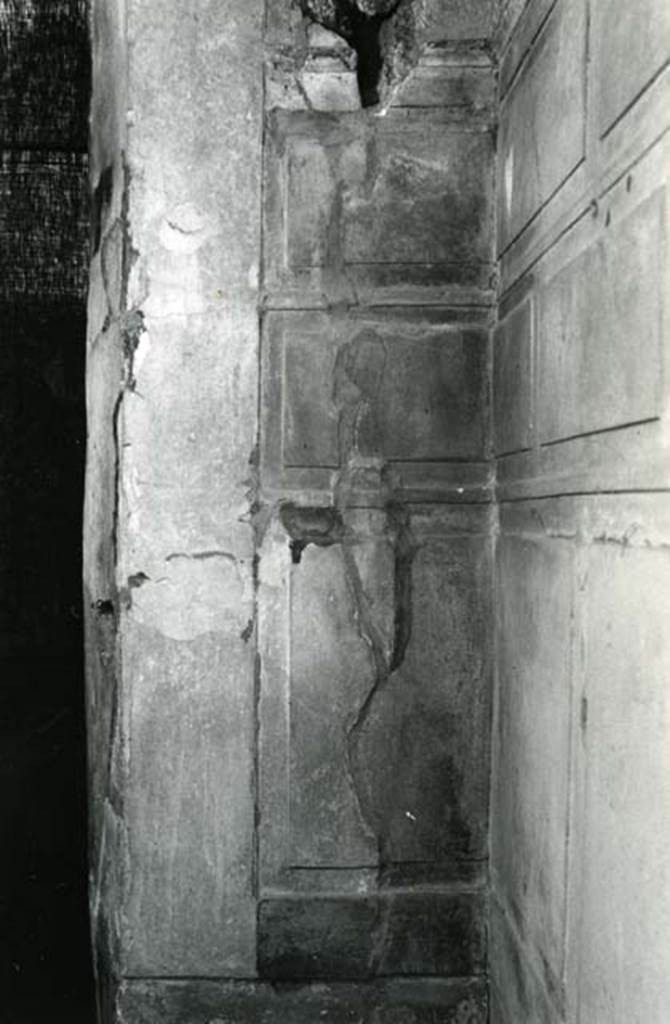 V.2.h Pompeii. 1972. Casa del Cenacolo, cubiculum g, entrance, N wall, right side.
Photo courtesy of Anne Laidlaw.
American Academy in Rome, Photographic Archive. Laidlaw collection _P_72_20_1.
