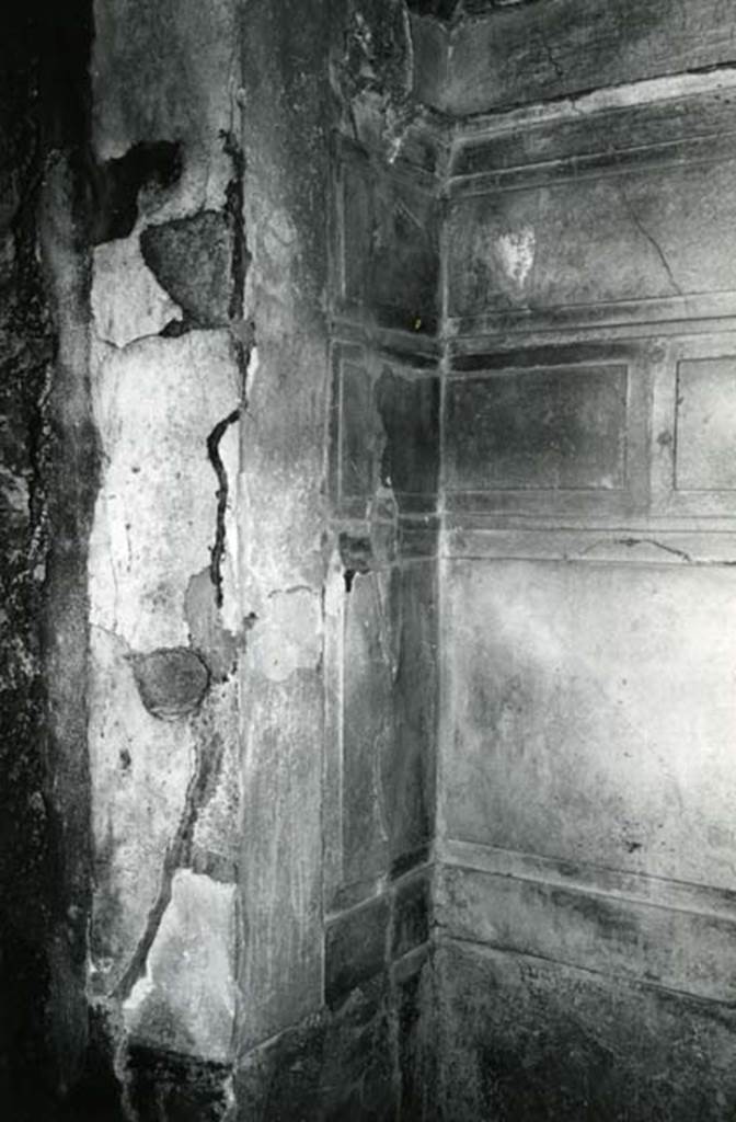 V.2.h Pompeii. 1972. Casa del Cenacolo, cubiculum g, right front NE corner. Photo courtesy of Anne Laidlaw.
American Academy in Rome, Photographic Archive. Laidlaw collection _P_72_20_14.