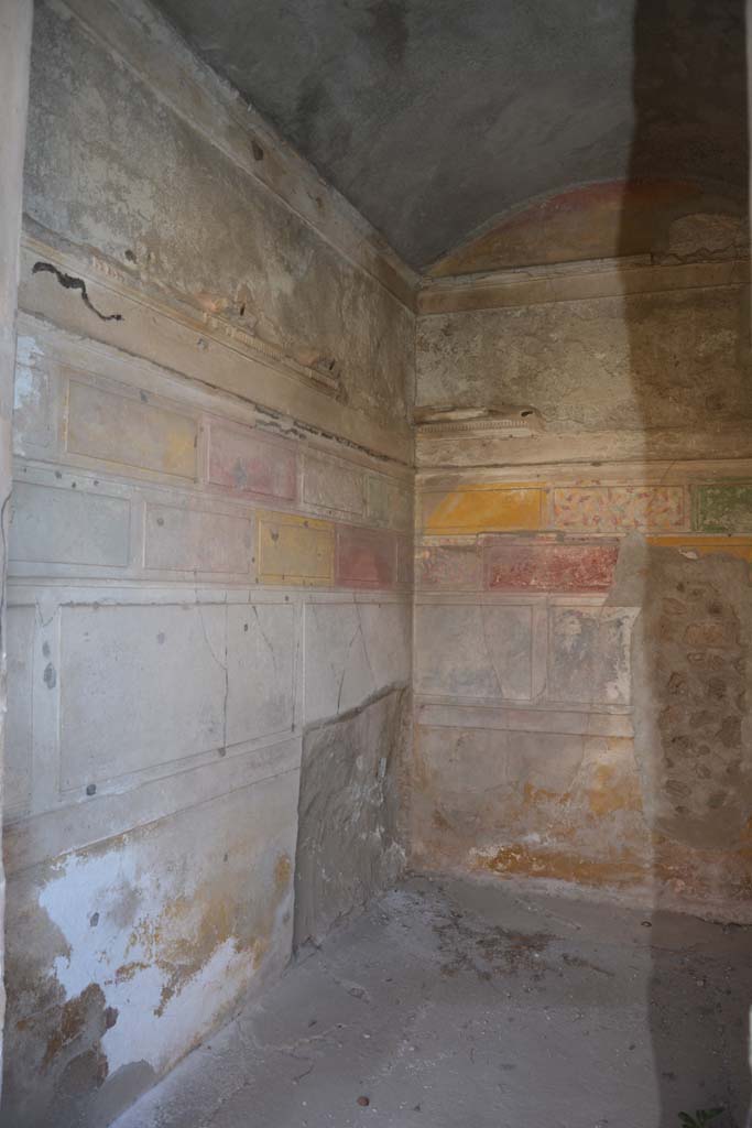 V.2.h Pompeii. October 2019.
Cubiculum ‘g’, looking south along east wall towards south-east corner with bed recess.
Foto Annette Haug, ERC Grant 681269 DÉCOR.