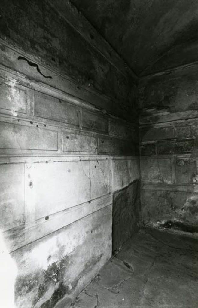 V.2.h Pompeii. 1980. Casa del Cenacolo, cubiculum g, left E wall and SE corner.
Photo courtesy of Anne Laidlaw.
American Academy in Rome, Photographic Archive. Laidlaw collection _P_80_1_17.