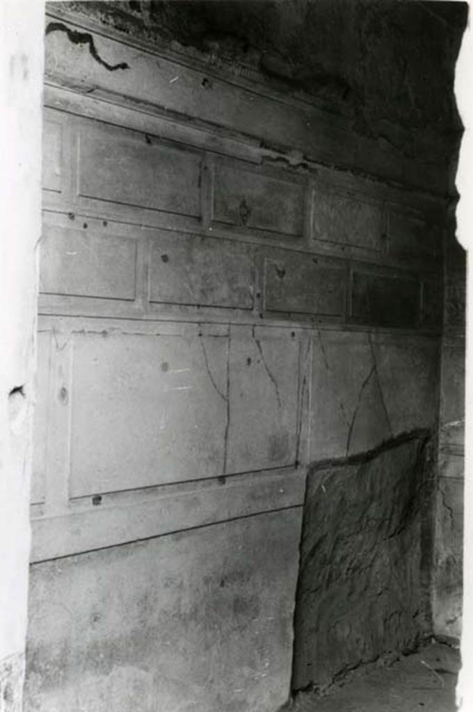 V.2.h Pompeii. 1968. Casa del Cenacolo, cubiculum g, left E side wall, overall. Photo courtesy of Anne Laidlaw.
American Academy in Rome, Photographic Archive. Laidlaw collection _P_68_7_0.