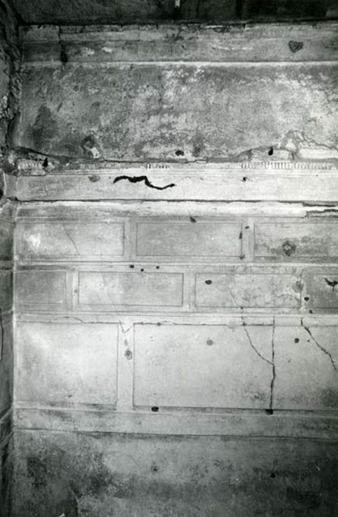 V.2.h Pompeii. 1972. Casa del Cenacolo, cubiculum g, left E wall. Photo courtesy of Anne Laidlaw.
American Academy in Rome, Photographic Archive. Laidlaw collection _P_72_19_16.