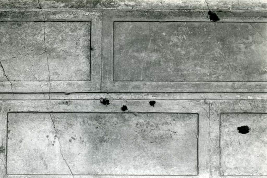 V.2.h Pompeii. 1972. Casa del Cenacolo, cubiculum g, left E wall, detail of execution.
Photo courtesy of Anne Laidlaw.
American Academy in Rome, Photographic Archive. Laidlaw collection _P_72_19_34.