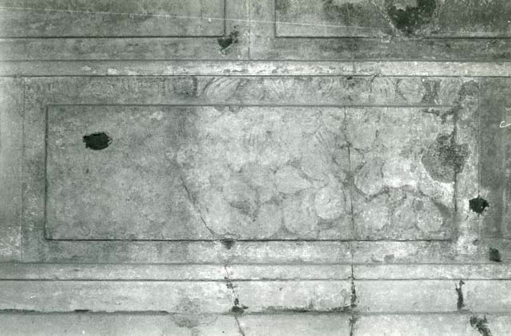 V.2.h Pompeii. 1972. Casa del Cenacolo, cubiculum g, detail of marbling on E wall.
Photo courtesy of Anne Laidlaw.
American Academy in Rome, Photographic Archive. Laidlaw collection _P_72_19_9.