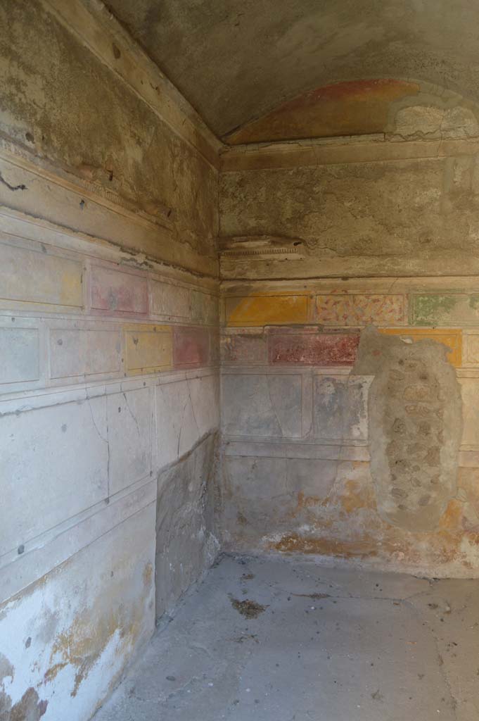 V.2.h Pompeii. October 2017.
Room ‘g’, looking south along the east wall with bed recess in the south-east corner.
Foto Taylor Lauritsen, ERC Grant 681269 DÉCOR.
