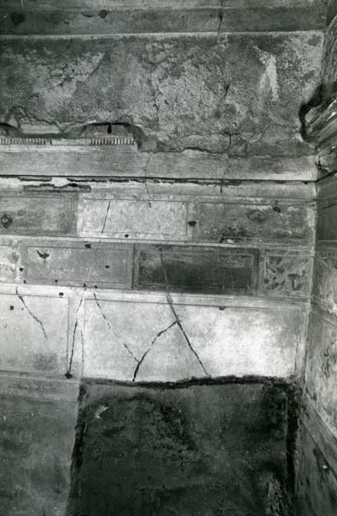 V.2.h Pompeii. 1972. Casa del Cenacolo, cubiculum g, left E wall in SE corner.
Photo courtesy of Anne Laidlaw.
American Academy in Rome, Photographic Archive. Laidlaw collection _P_72_19_13.