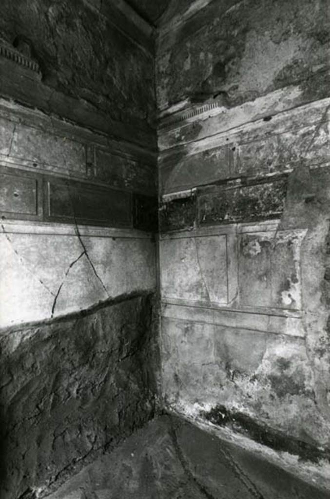V.2.h Pompeii. 1980. Casa del Cenacolo, cubiculum g, SE corner. Photo courtesy of Anne Laidlaw.
American Academy in Rome, Photographic Archive. Laidlaw collection _P_80_1_23.