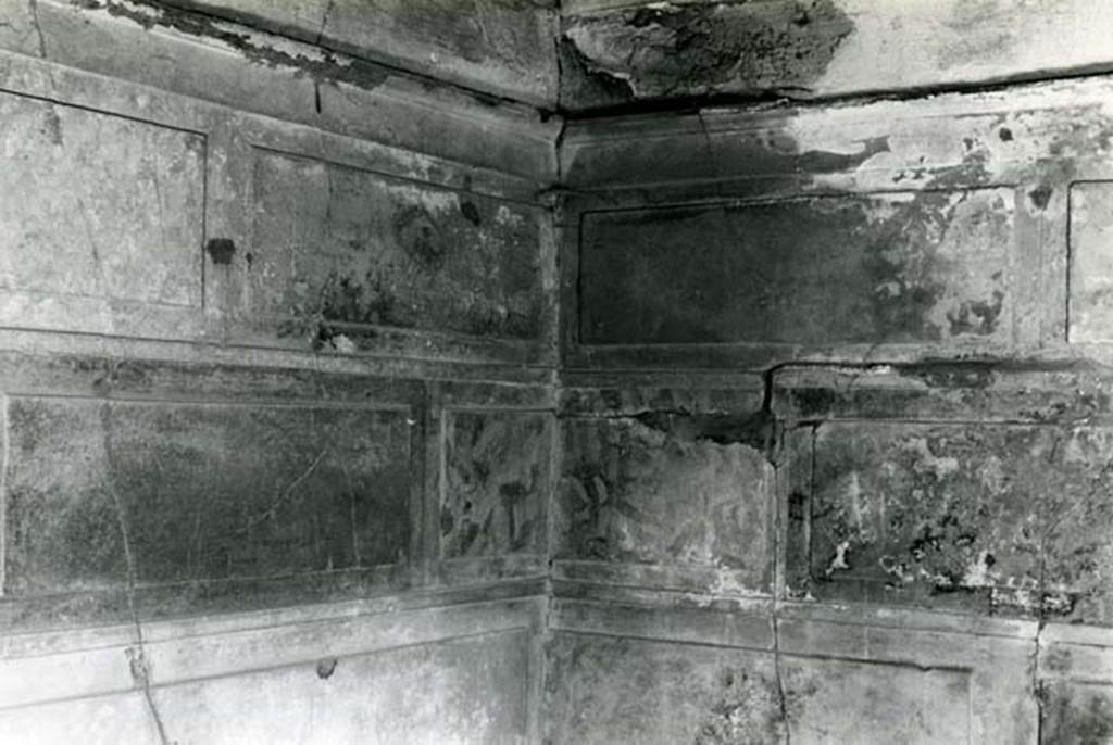 V.2.h Pompeii. 1972. Casa del Cenacolo, cubiculum g, back left SE corner.
Photo courtesy of Anne Laidlaw.
American Academy in Rome, Photographic Archive. Laidlaw collection _P_72_19_28.