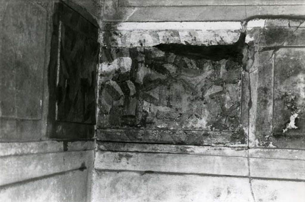 V.2.h Pompeii. 1980. Casa del Cenacolo, cubiculum g, detail of marbling in SE corner.
Photo courtesy of Anne Laidlaw.
American Academy in Rome, Photographic Archive. Laidlaw collection _P_80_1_26.