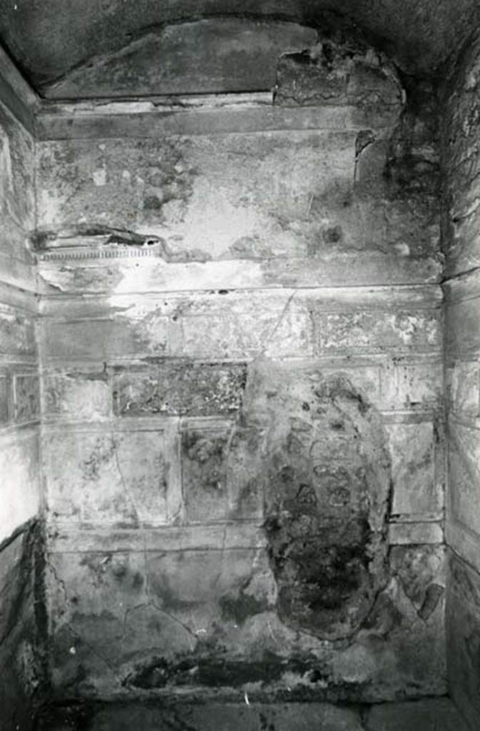 V.2.h Pompeii. 1972. Casa del Cenacolo, cubiculum g, back S wall, main zone overall.
Photo courtesy of Anne Laidlaw.
American Academy in Rome, Photographic Archive. Laidlaw collection _P_72_19_22.