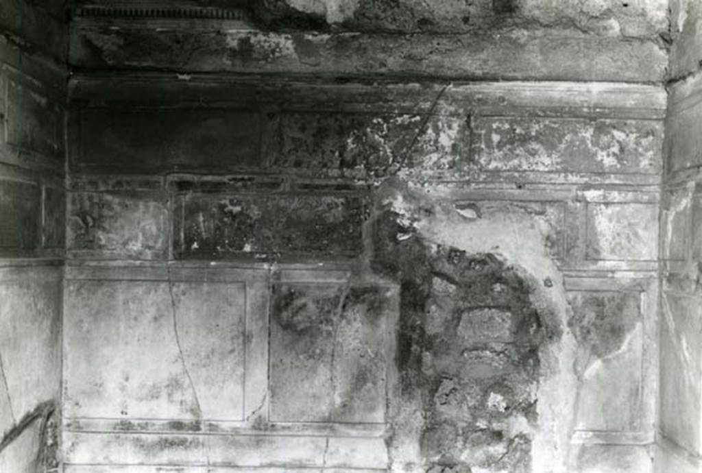 V.2.h Pompeii. 1968. Casa del Cenacolo, cubiculum g, back S wall. Photo courtesy of Anne Laidlaw.
American Academy in Rome, Photographic Archive. Laidlaw collection _P_68_7_4.