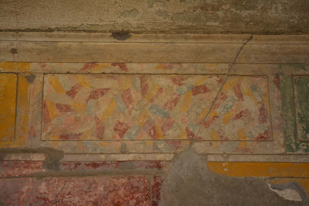 V.2.h Pompeii. October 2019. Cubiculum ‘g’, detail of panel in centre of upper south wall.
Foto Annette Haug, ERC Grant 681269 DÉCOR.