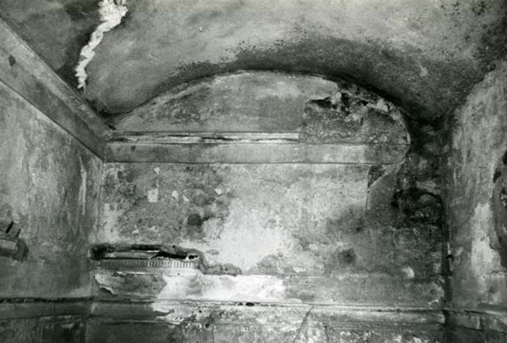 V.2.h Pompeii. 1972. Casa del Cenacolo, cubiculum g, back S wall, lunette. Photo courtesy of Anne Laidlaw.
American Academy in Rome, Photographic Archive. Laidlaw collection _P_72_20_13.