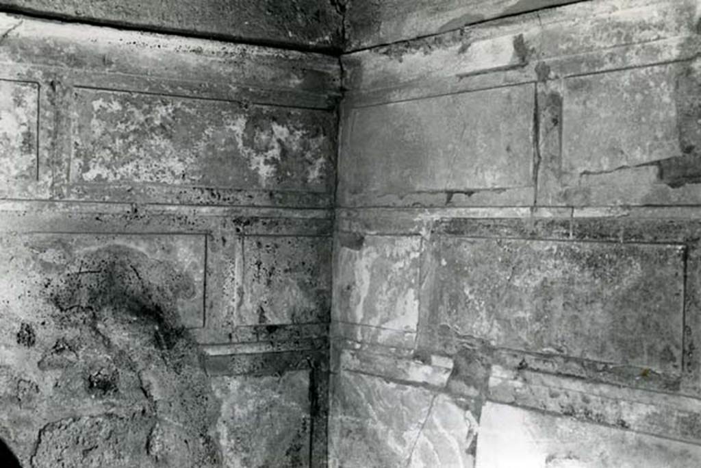 V.2.h Pompeii. 1972. Casa del Cenacolo, cubiculum g, back left SW corner. Photo courtesy of Anne Laidlaw.
American Academy in Rome, Photographic Archive. Laidlaw collection _P_72_19_31.