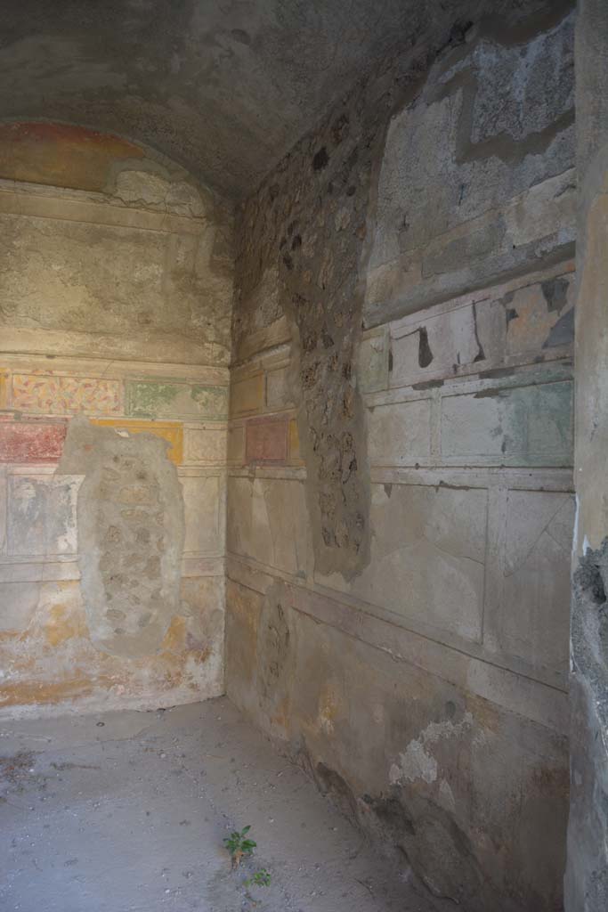 V.2.h Pompeii. October 2019.
Cubiculum ‘g’, looking south along west wall towards south-west corner.
Foto Annette Haug, ERC Grant 681269 DÉCOR.