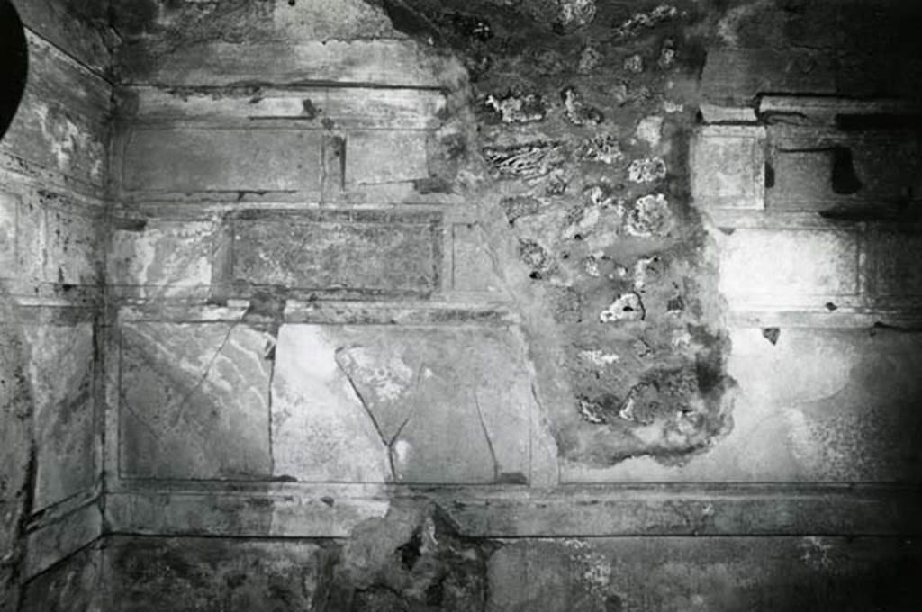 V.2.h Pompeii. 1972. Casa del Cenacolo, cubiculum g, right W wall and SW corner.
Photo courtesy of Anne Laidlaw.
American Academy in Rome, Photographic Archive. Laidlaw collection _P_72_20_10.