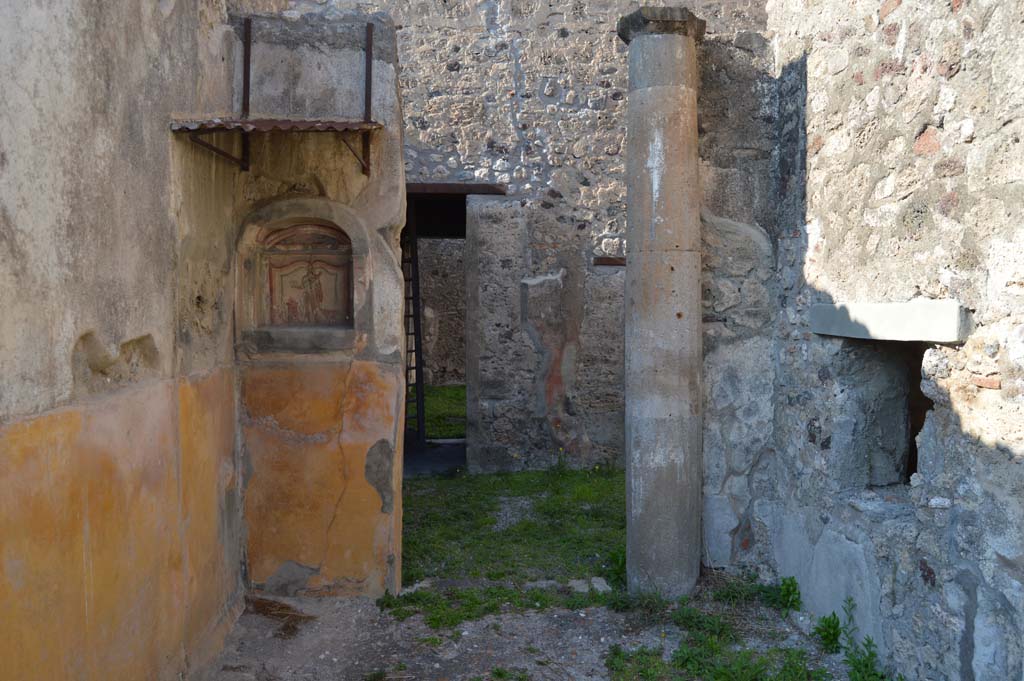 V.2.h Pompeii. October 2017. Looking north to doorway from into walkway ‘k’, with lararium niche.
Foto Taylor Lauritsen, ERC Grant 681269 DÉCOR.