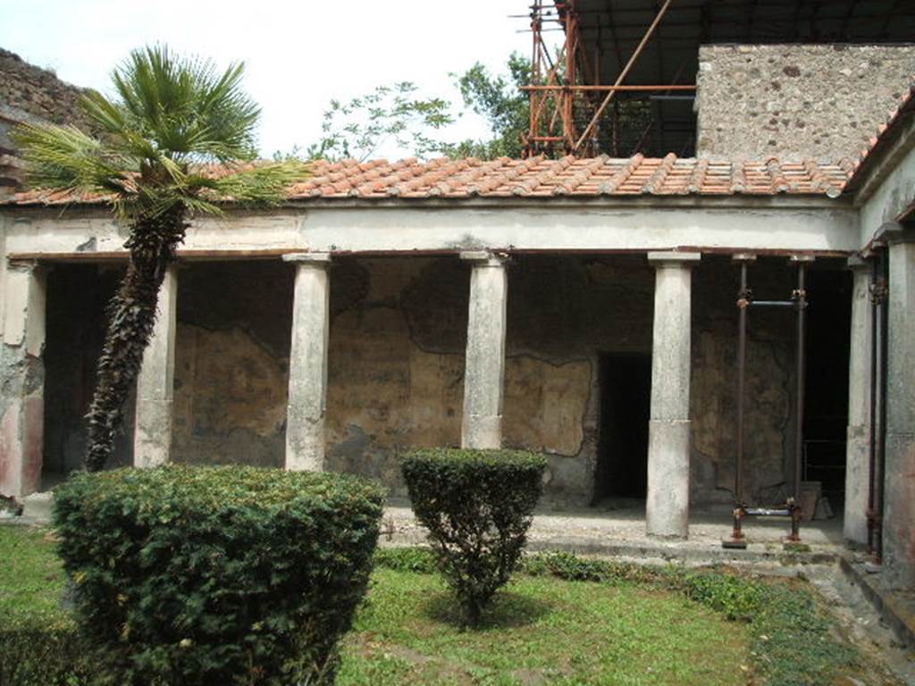 V.2.i Pompeii. May 2005. Room 23, looking towards east side of Rhodian peristyle at south end.  