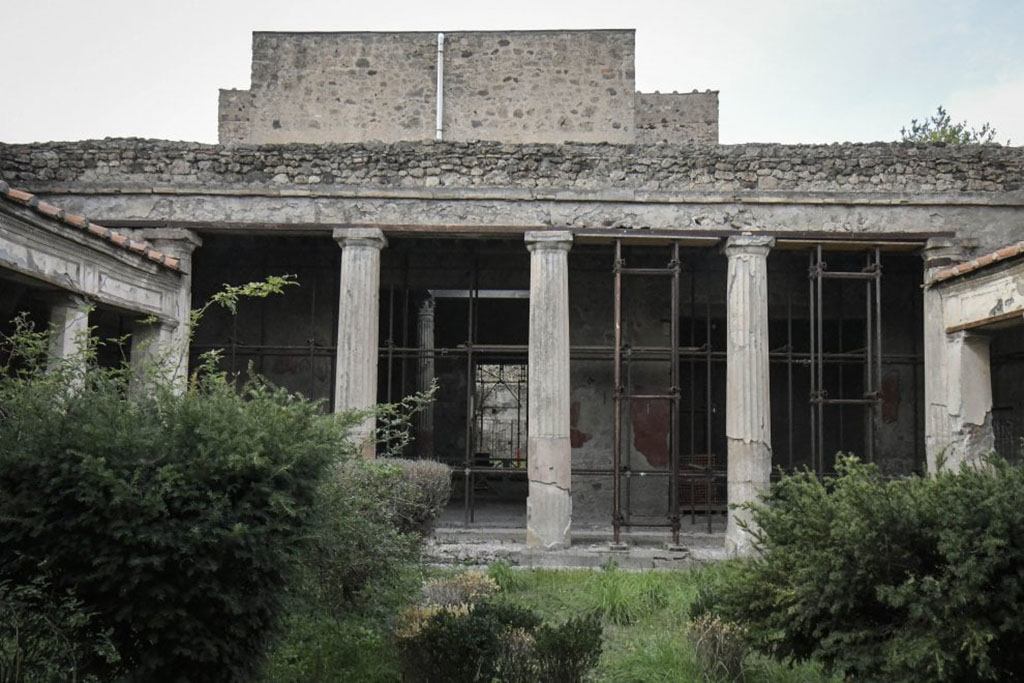 V.2.i Pompeii. May 2018. Room 23 looking north to tablinum 7.