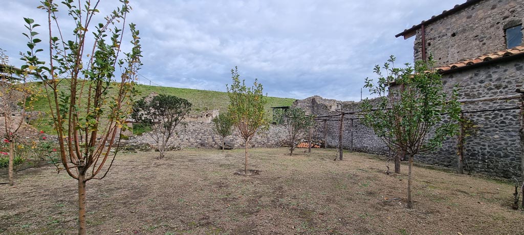 V.2.i Pompeii. December 2023. Garden 25, looking south-east. Photo courtesy of Miriam Colomer.