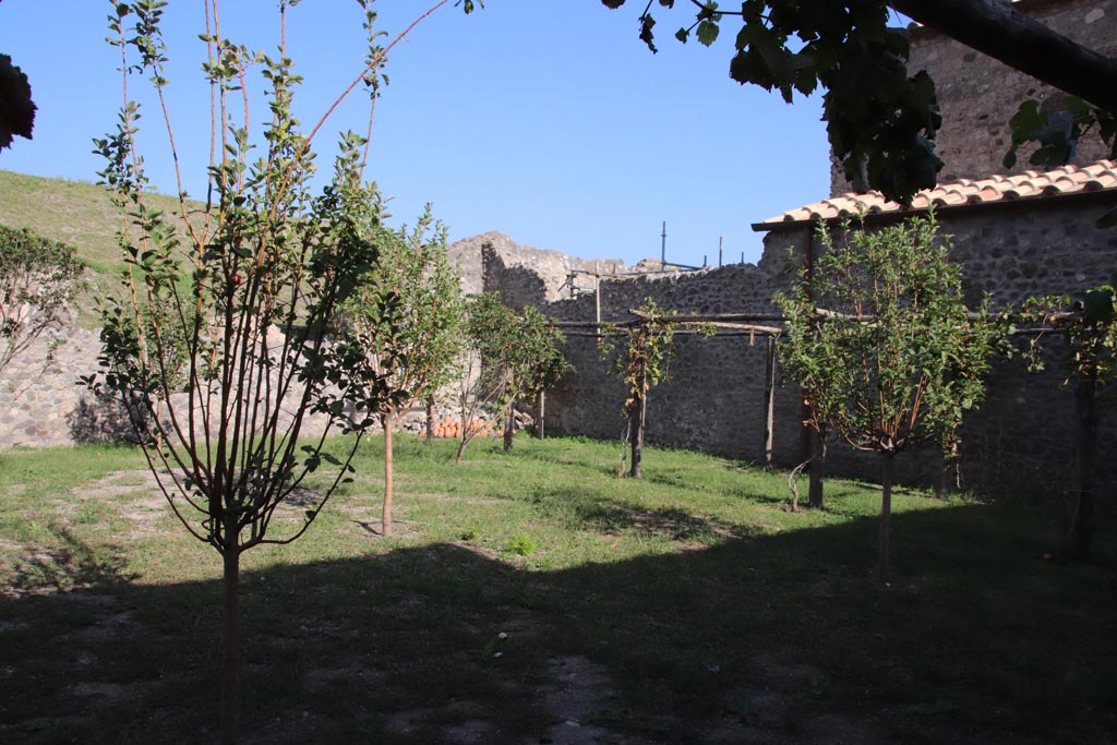 V.2.i Pompeii. October 2023. Garden 25, looking south-east. Photo courtesy of Klaus Heese.