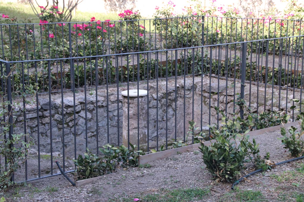 V.2.i Pompeii. October 2023. Area 25, fountain in centre of pool. Photo courtesy of Klaus Heese.